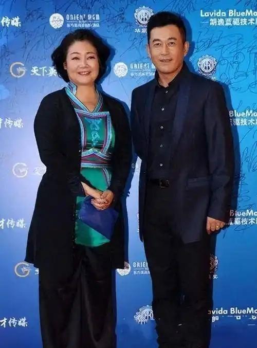 1991年，萨日娜为能分到11平米房子，258元彩礼就嫁给同学潘军，婚后她被嫌弃