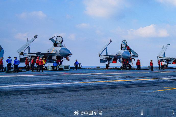 【又见“飞鲨”！歼15从山东舰上起飞[威武]】近日，海军舰载航空兵某部开展海上实