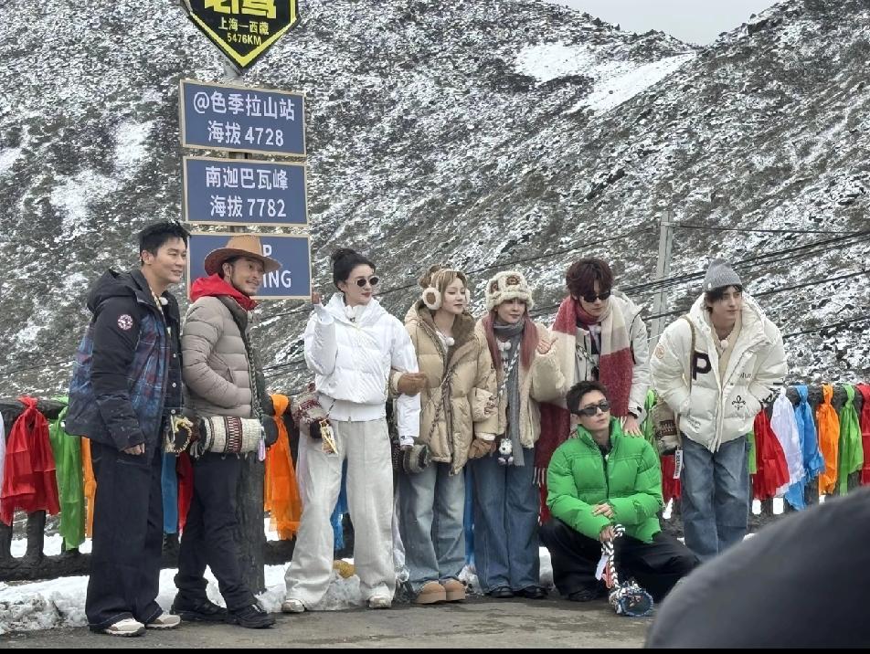 白鹿，宋雨琦，王楚然站在一起合影，王楚然美得太突出了，真的是又高又白！娱乐圈也有