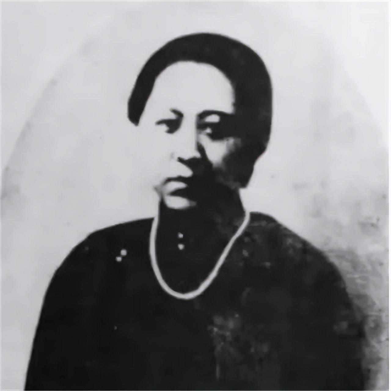 [微风]1916年，41岁的张作霖看上了一个18岁的女学生，想娶她当五姨太。女孩