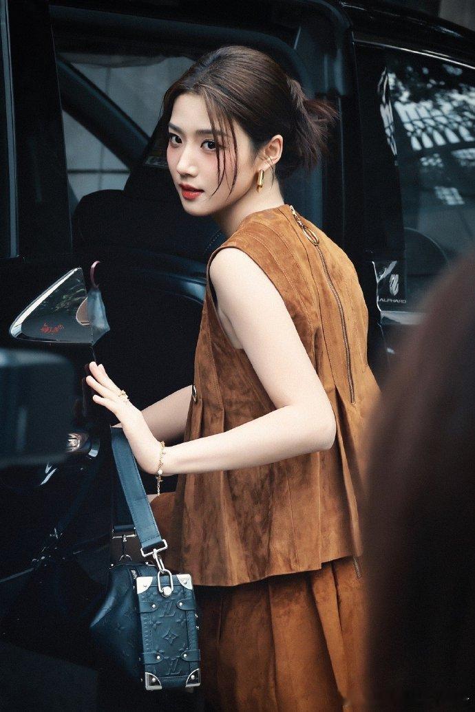 卢昱晓亮相造型亮眼，LV 超季成衣加持，美拉德短裙套装色彩高级，举手投足间尽显时