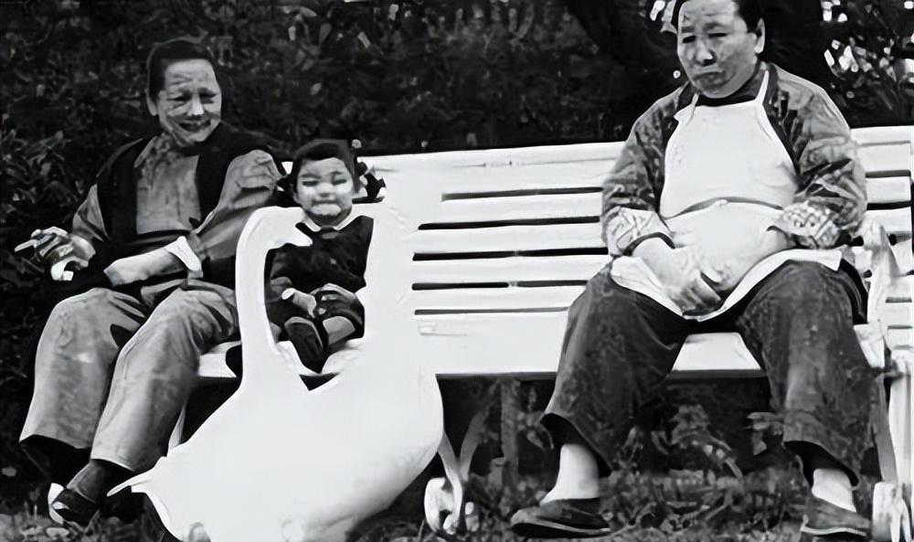 1981年临终时，宋庆龄嘱好友安排后事，死后希望能与李燕娥长眠于她身旁，这背后有