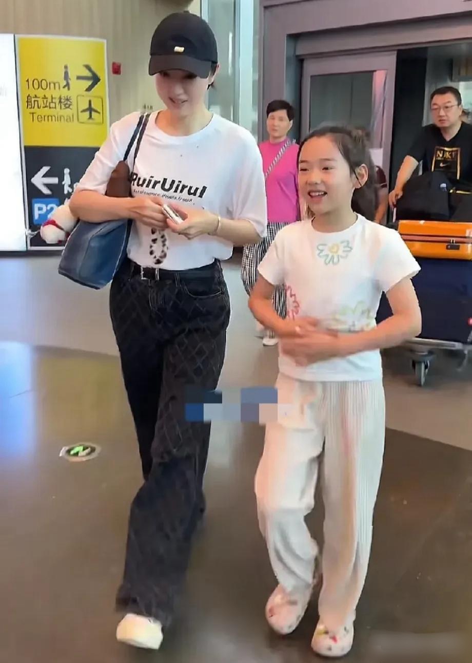 不得不说，董璇是会养娃的9岁的小酒窝和妈妈一起出现在机场，路人问她:你干啥去了？