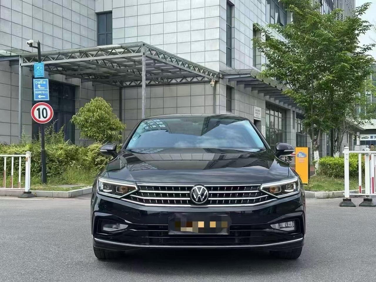 五一，我驾驶迈腾前往山区的温泉小镇，放松身心。在盘山公路上，迈腾的操控性能表现优