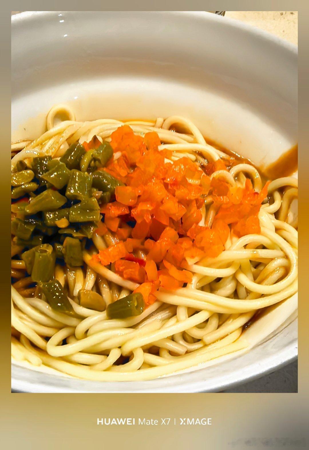 早啊朋友们！☀️☀️一碗热干面开启早班机出差✈️ 