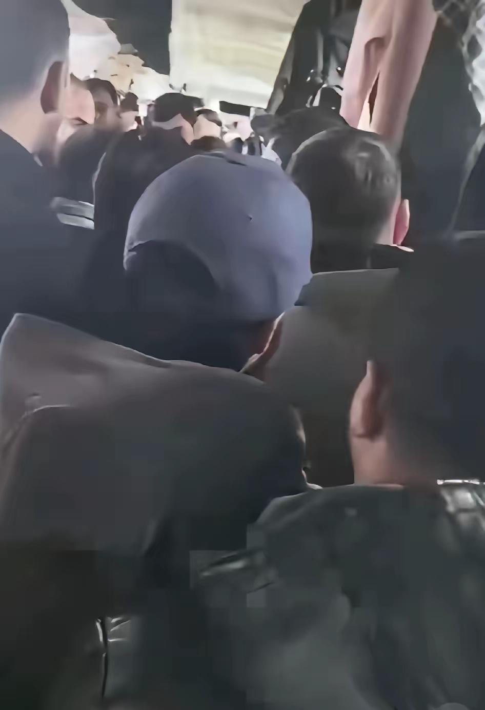 别把“忘了付钱”当免罪符，
有些猫腻明眼人一看就透。义乌那事儿，虽说按误会收场，