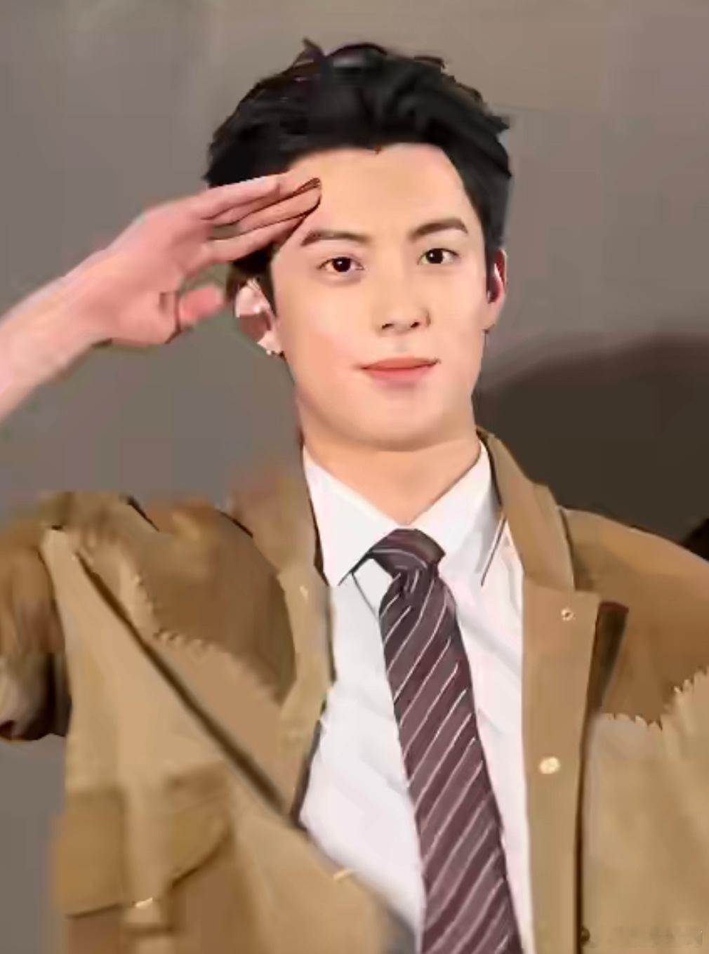 王鹤棣黑夜告白追剧团，复刻剧中敬礼名场面，好帅的冉sir