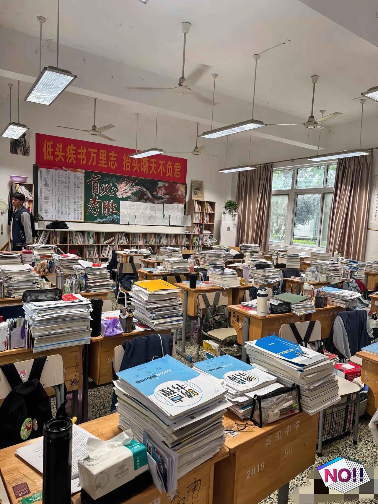 好家伙！

温州高三家长凌晨两点在班级群发飙：

“周六再上课我就举报到国务院！