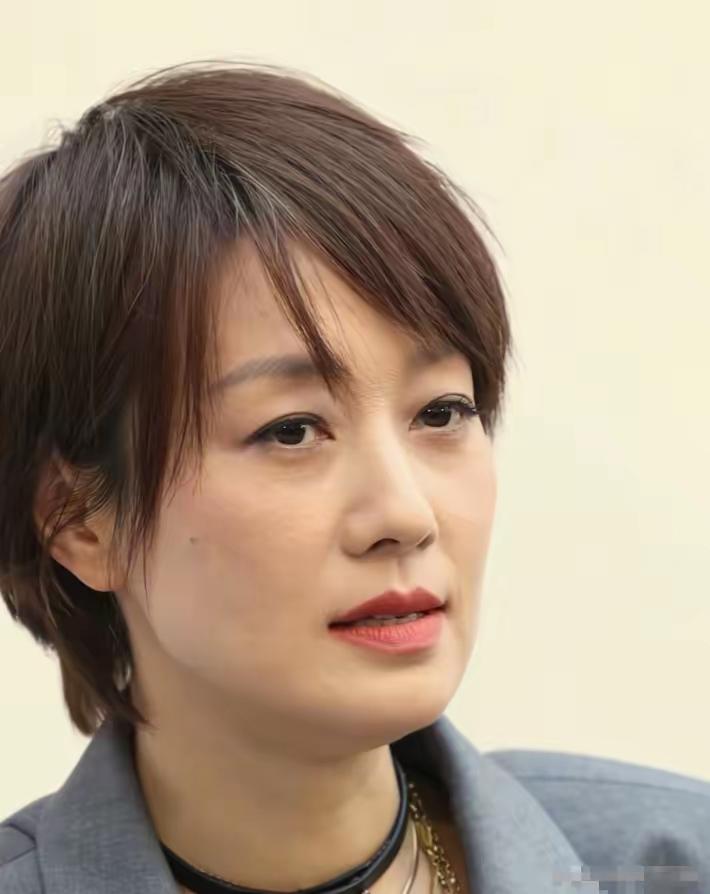 真不对劲。

50岁长这样？

马伊琍在上海剪彩的生图流出来，我翻完她这几年的戏