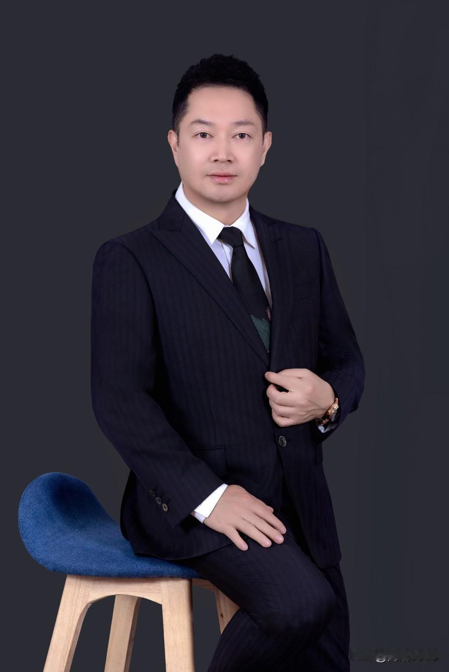 茂商人物简讯:潘康虎，这位来自广东茂名的杰出人物，身兼数职。作为茂名市文化产业商