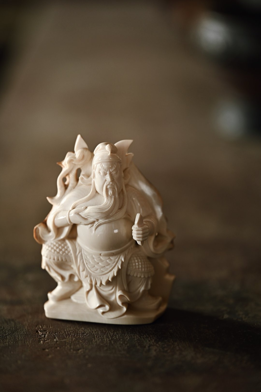 猛犸 | 关公 雕刻细腻，背面留皮，关公面目严肃，双眼有神，美髯飘扬，姿态庄重英