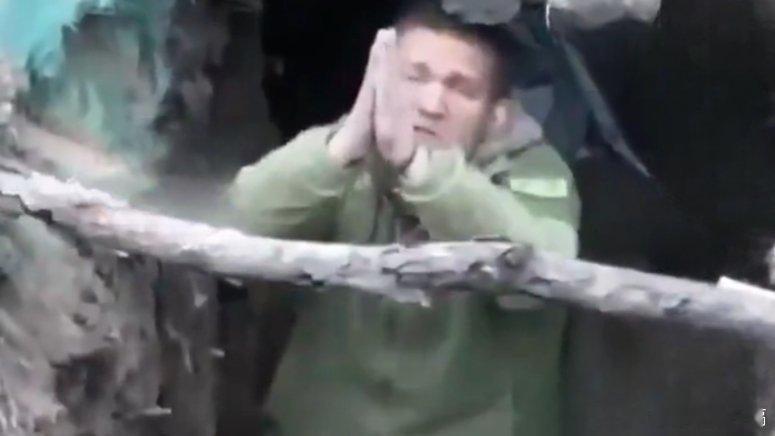 【乌军士兵双手合十跪地求饶，俄无人机停止攻击，护送其返回阵地完成投降】来自