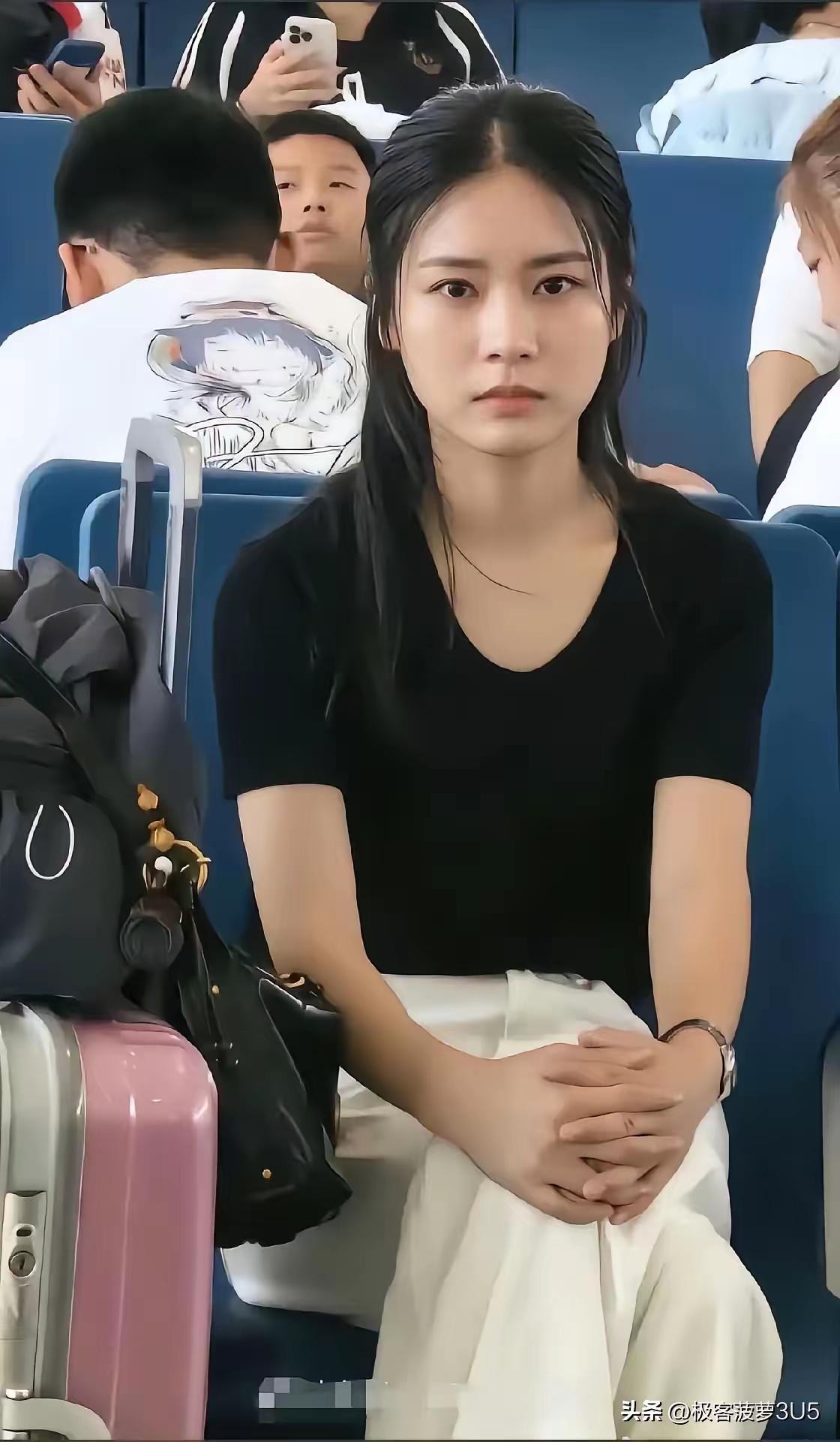 高铁素装女孩火了，真是火得有道理！在如今精致内卷、刻意打扮成常态的网络审美里，她