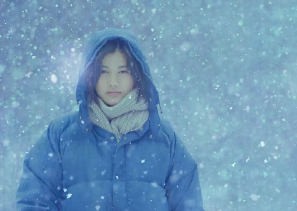“那天，暴风雪和春日的阳光交替而至，令人应接不暇。天空被蓝天和乌云一分为二，和我