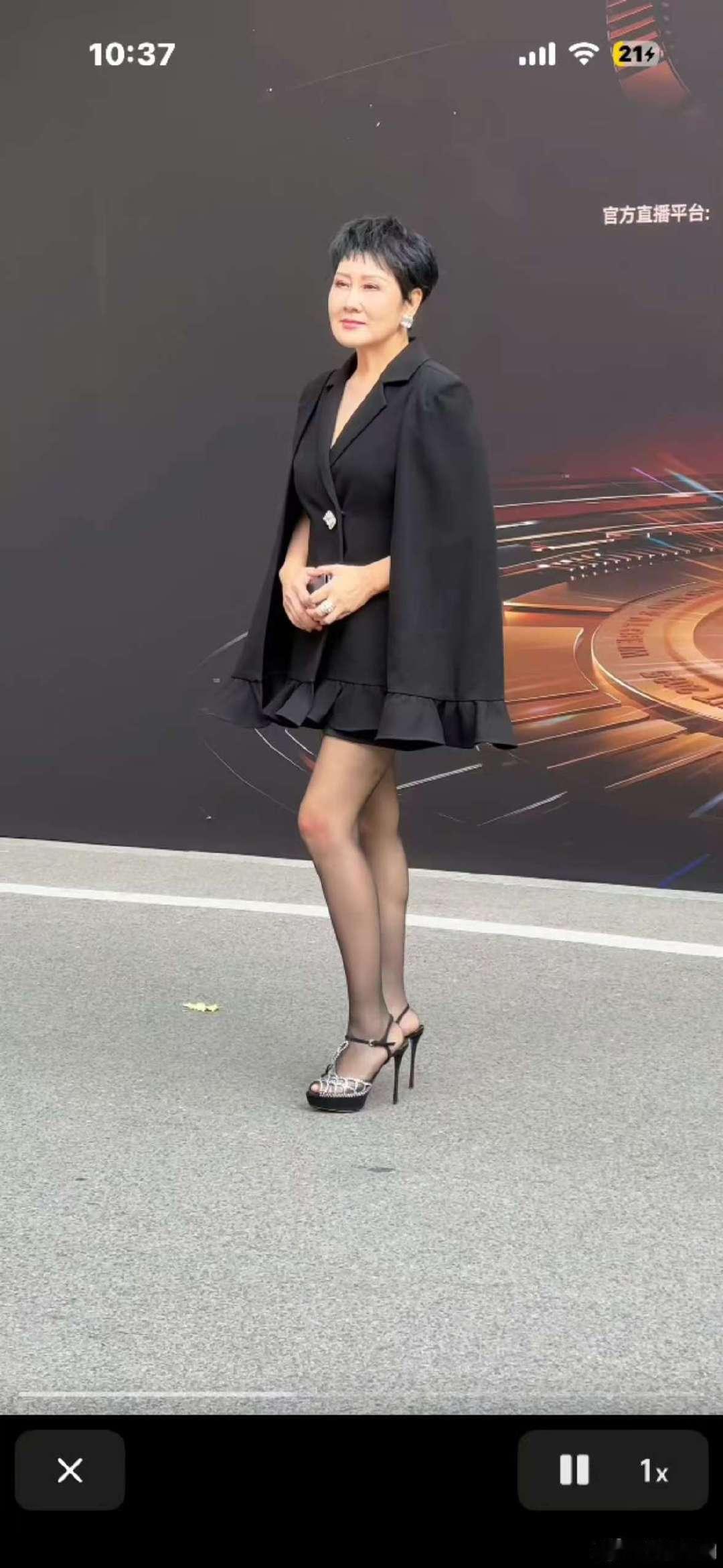 张凯丽自己穿黑丝叫我们买足力健 早这么穿就没小高啥事儿了 ​​​