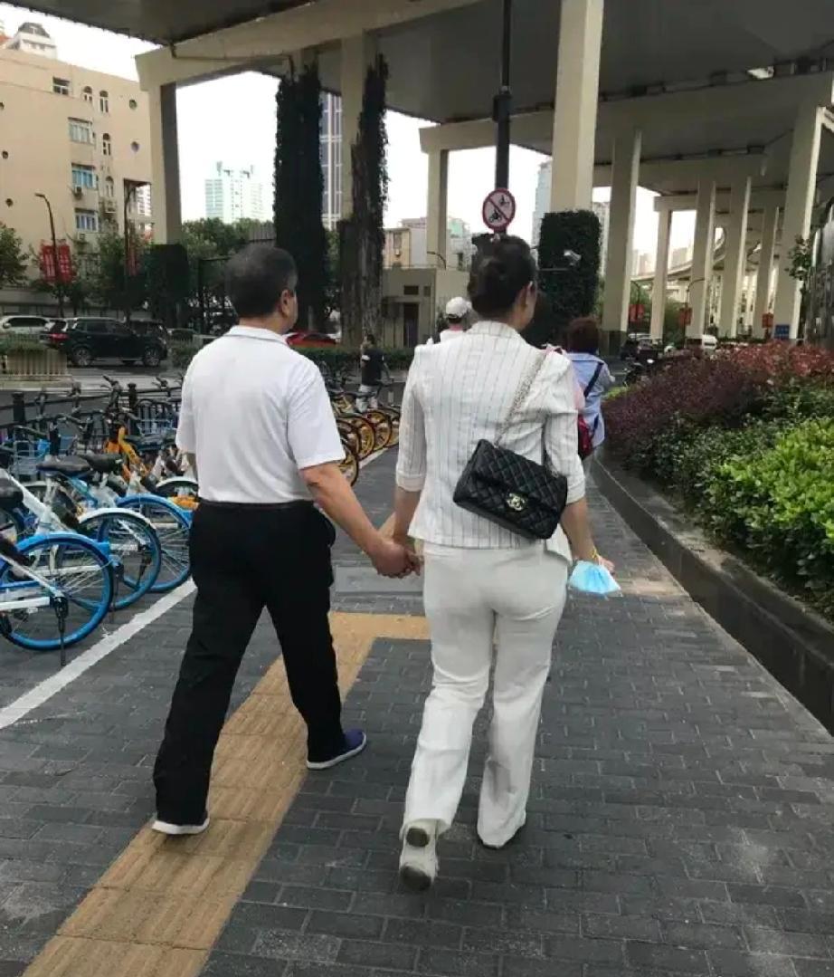 老夫老妻多亲情少爱情，想想挺有道理。就拿我爸妈来说，俩人结婚三十多年，没了年轻时