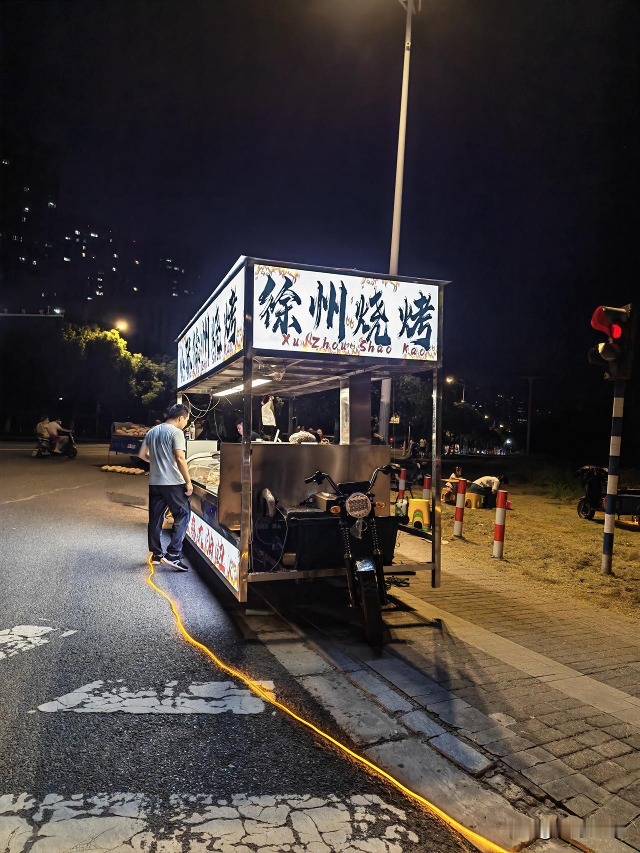 这个微凉的夜晚适合烧烤。

冰啤就着炭火香，是夏末最舒服的仪式感。

站在路边等