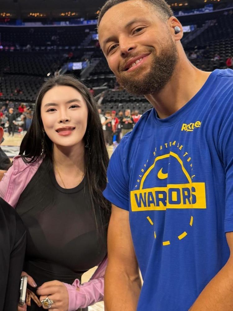 以傲人身材出圈！德扑牌手布兰妮晒今日赛前与库里合照！nbaNBA