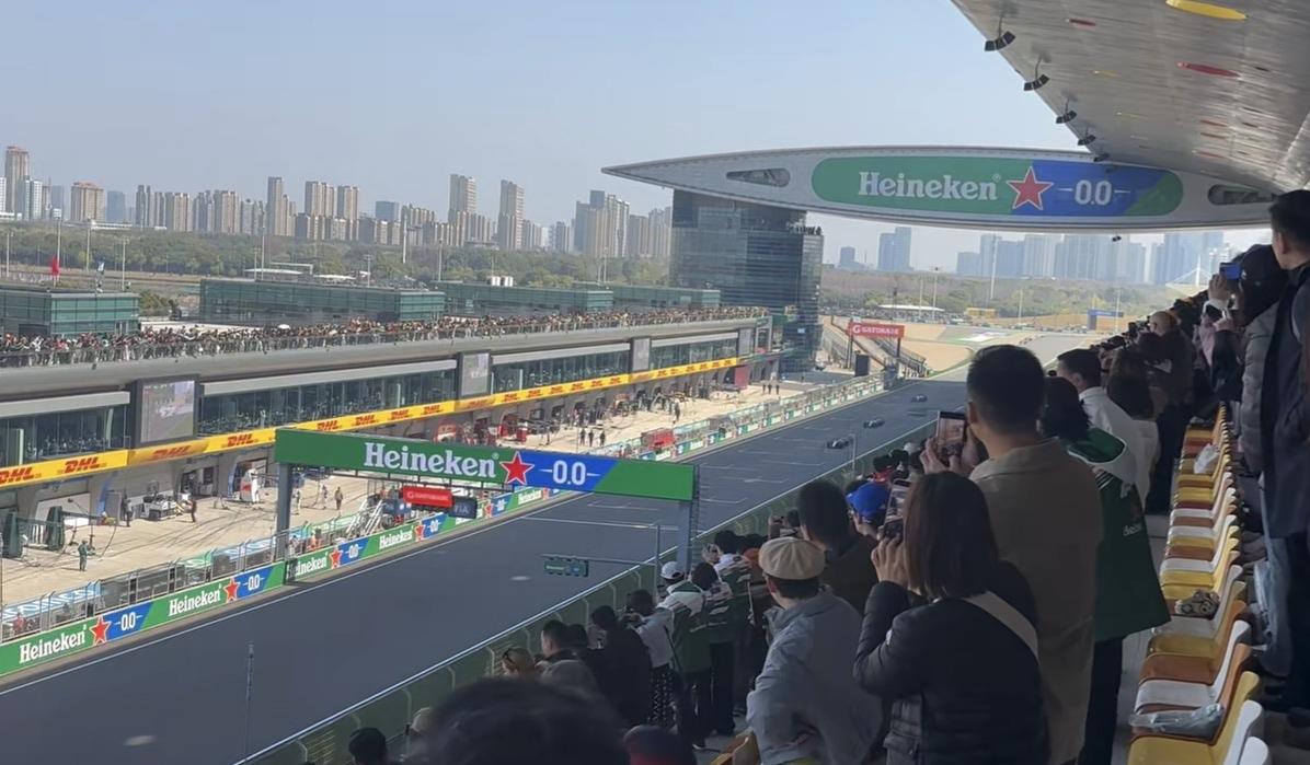在刚刚结束的 2026 赛季 F1 中国大奖赛冲刺赛中，梅赛德斯车队车手乔治·拉