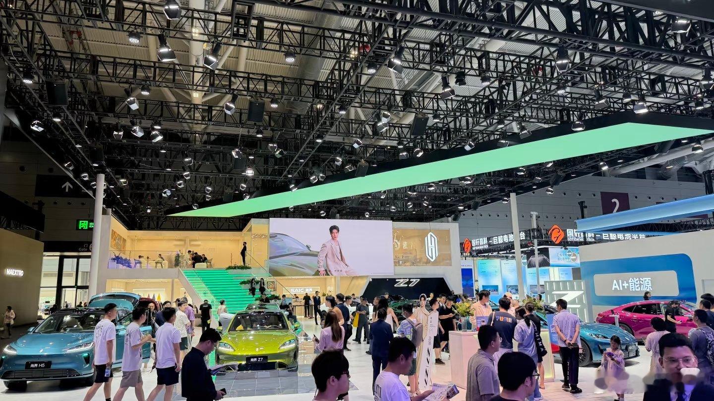2026粤港澳大湾区车展，尚界品牌代言人肖战的大屏广告片有点过分帅啊，尚界展台很