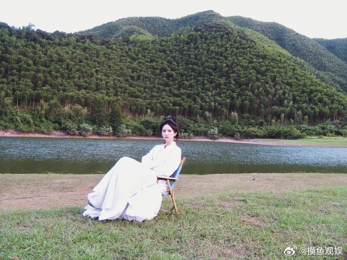 周也恶女版林黛玉 看路透里周也的眼神，又冷又倔，完全不是传统黛玉的柔弱，却把黛玉