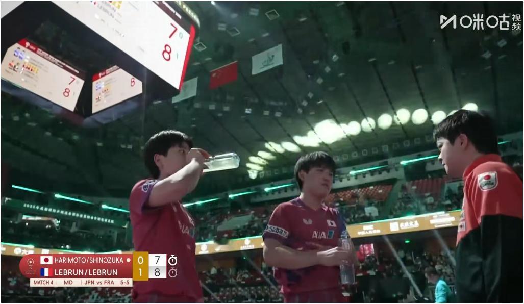 张本智和在与法国队交手中被打回原形，一个人输了6分。单打0-3输给了小勒布伦，男