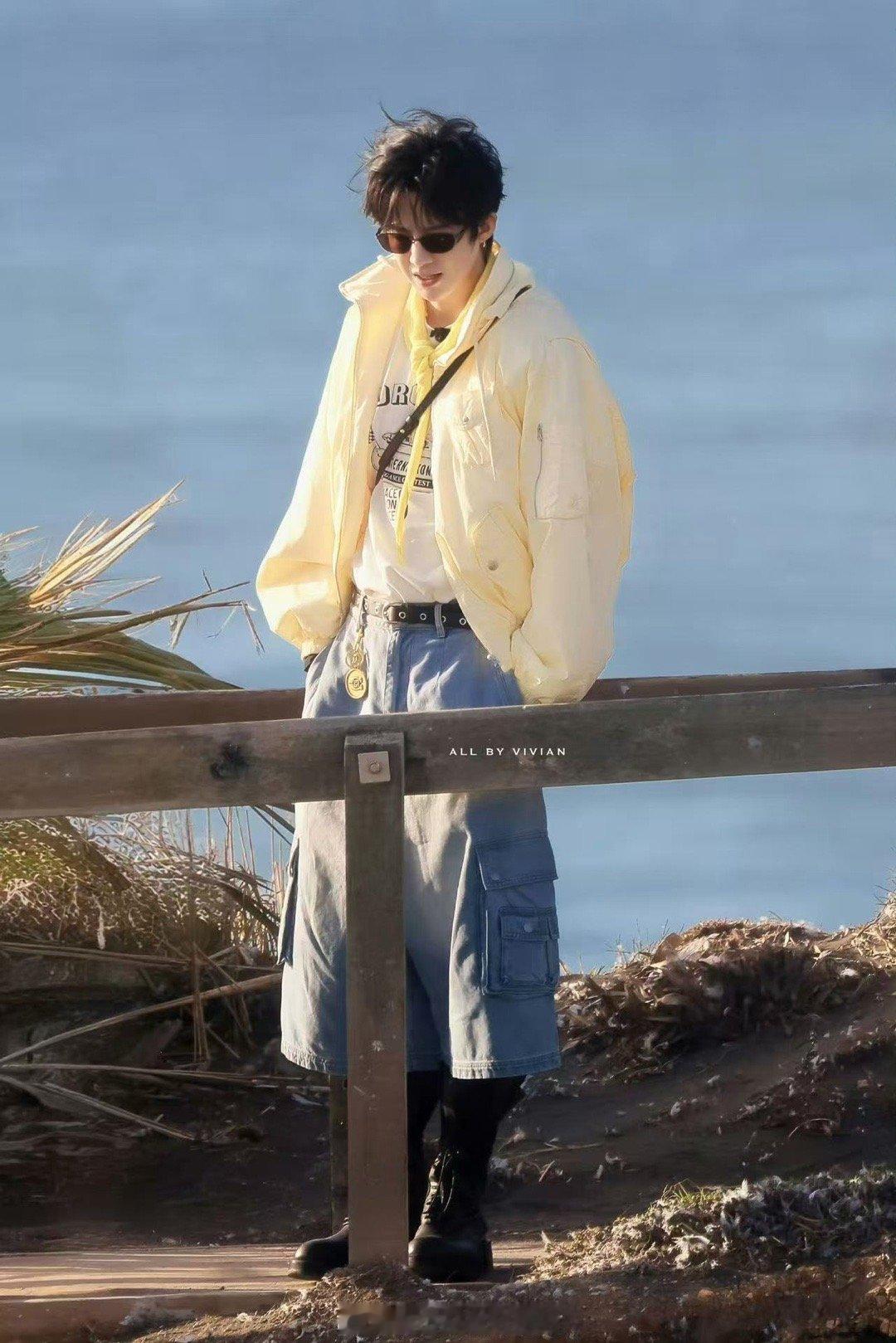 刘宇宁奶黄外套刘宇宁奶黄包look刘宇宁奶黄包look，好看，哇哦 