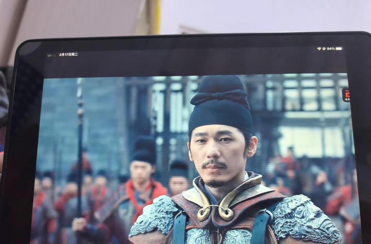 赵匡胤的死因被我们误解了千年，真相不是斧声杀人，而是他自己活活累垮的。
烛火晃得