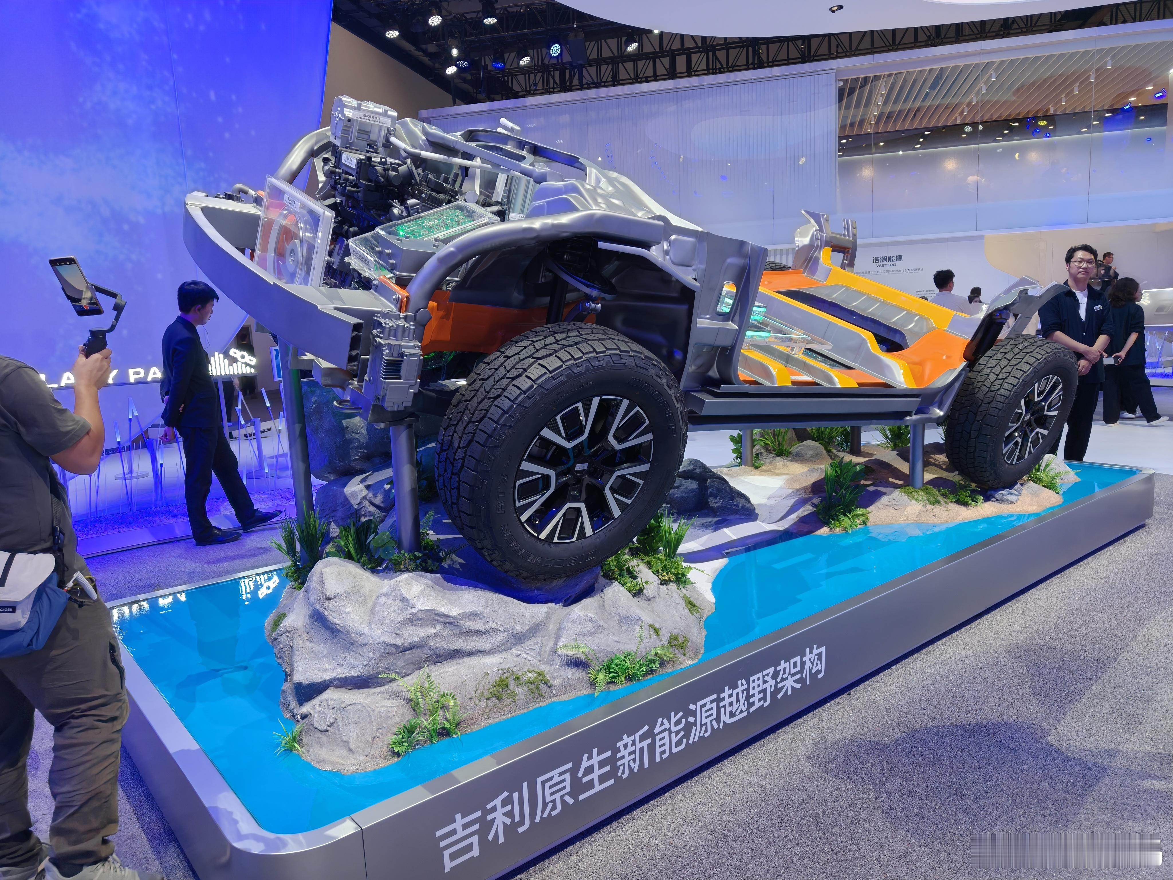 刚去吉利银河的展台逛了一圈，硬控半小时。🙃银河之光第二代概念车，实车比谍照冲击