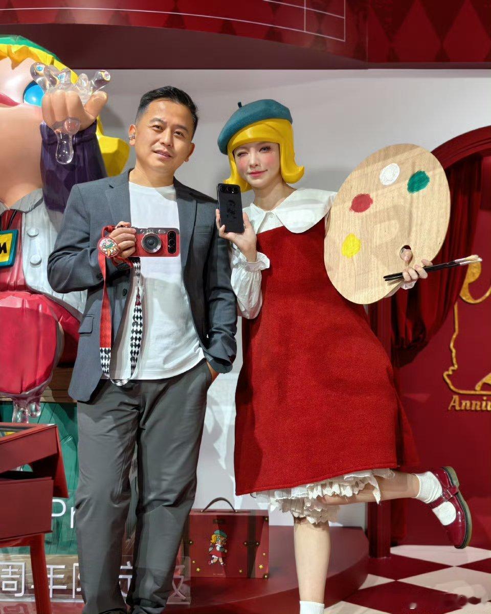 哈哈鹏哥和美女安然同框，风度翩翩太帅了！荣耀500 Pro MOLLY20周年限