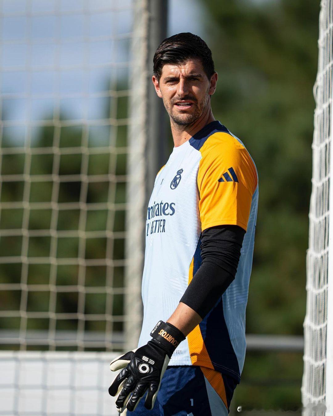 库尔图瓦: 🤍 #HalaMadrid# ​​​