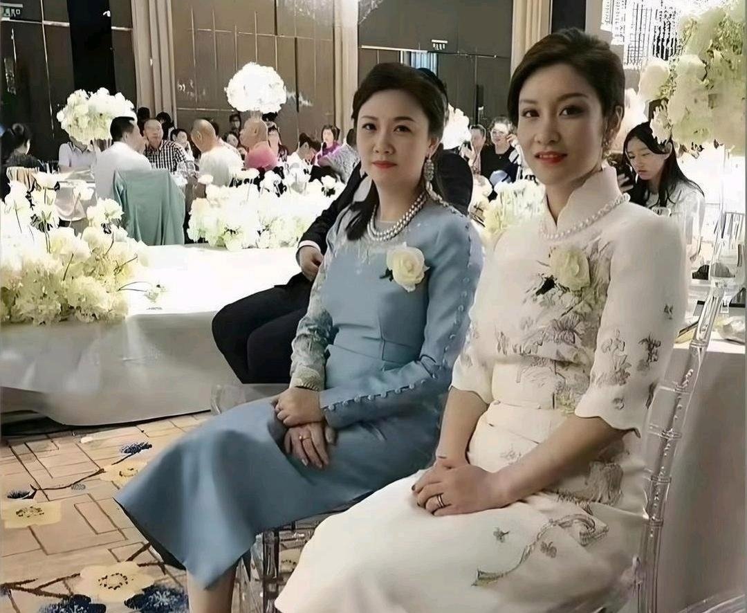 婚礼上的两亲母，都不是一般人家啊！ 