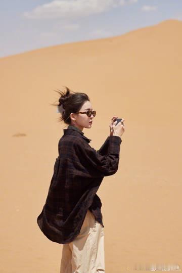 #古力娜扎新增体验加一##古力娜扎沙漠九宫格# 古力娜扎在沙漠中拥抱新的机遇，新