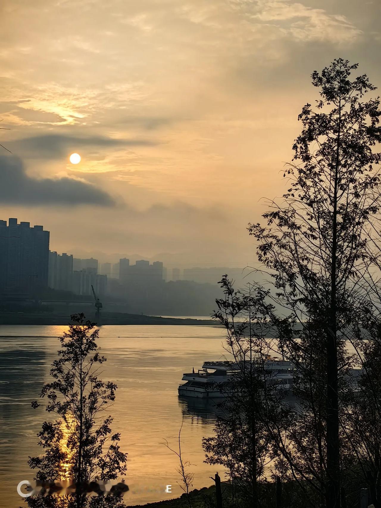 水天一色，烟波浩渺。