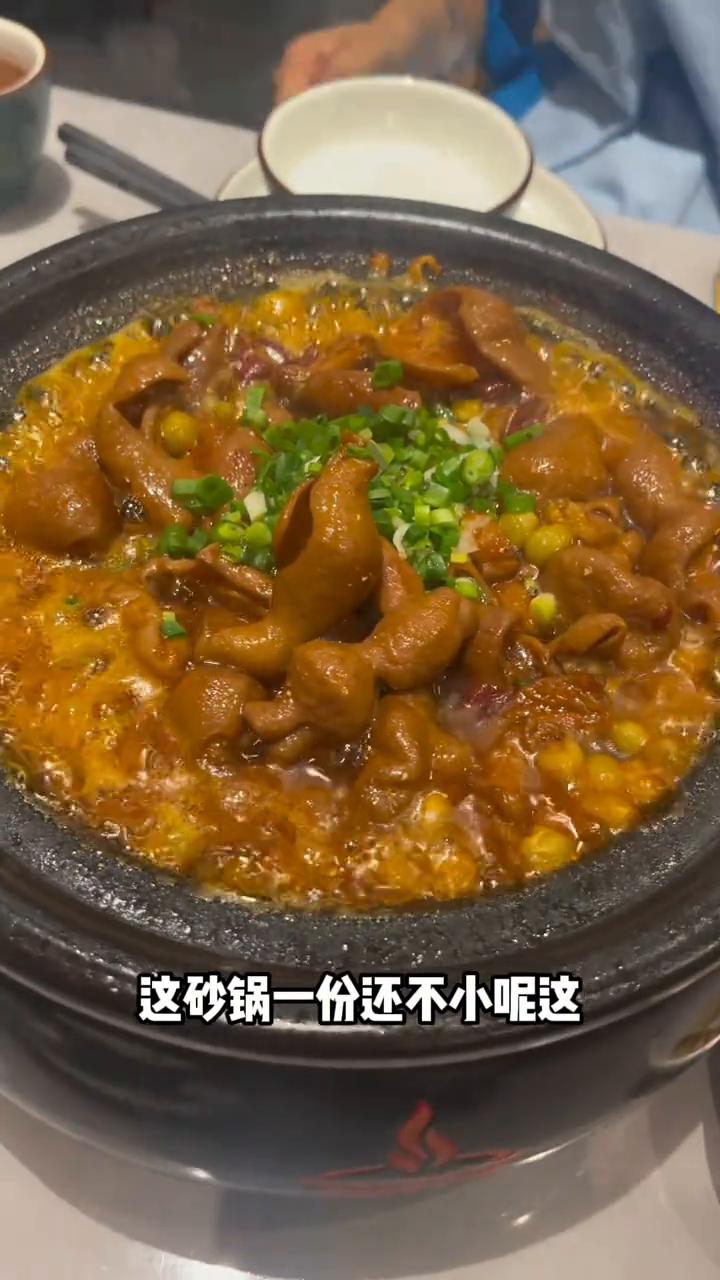 成都陶德砂锅。
多好吃，这么多人排队，今天试试成都的陶德砂锅。
这么多人，砂锅一