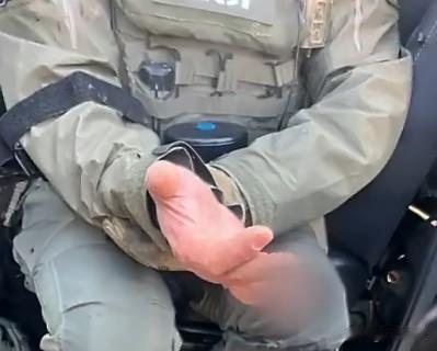 明尼苏达州移民执法局执法人员与抗议者发生激烈对抗，一名联邦探员手指被咬断。

国