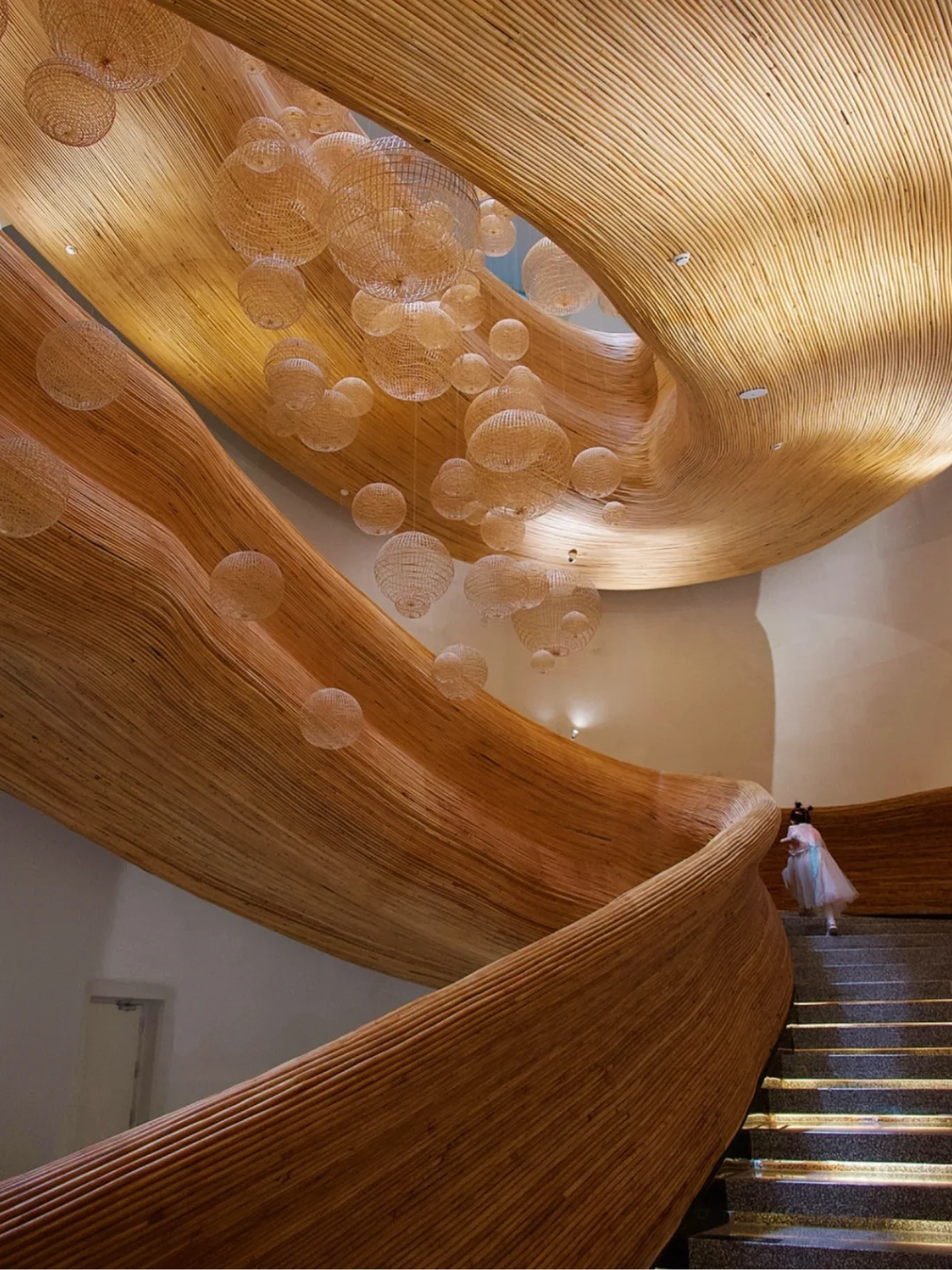 成都旋转楼梯的天花板🔥太强了‼️