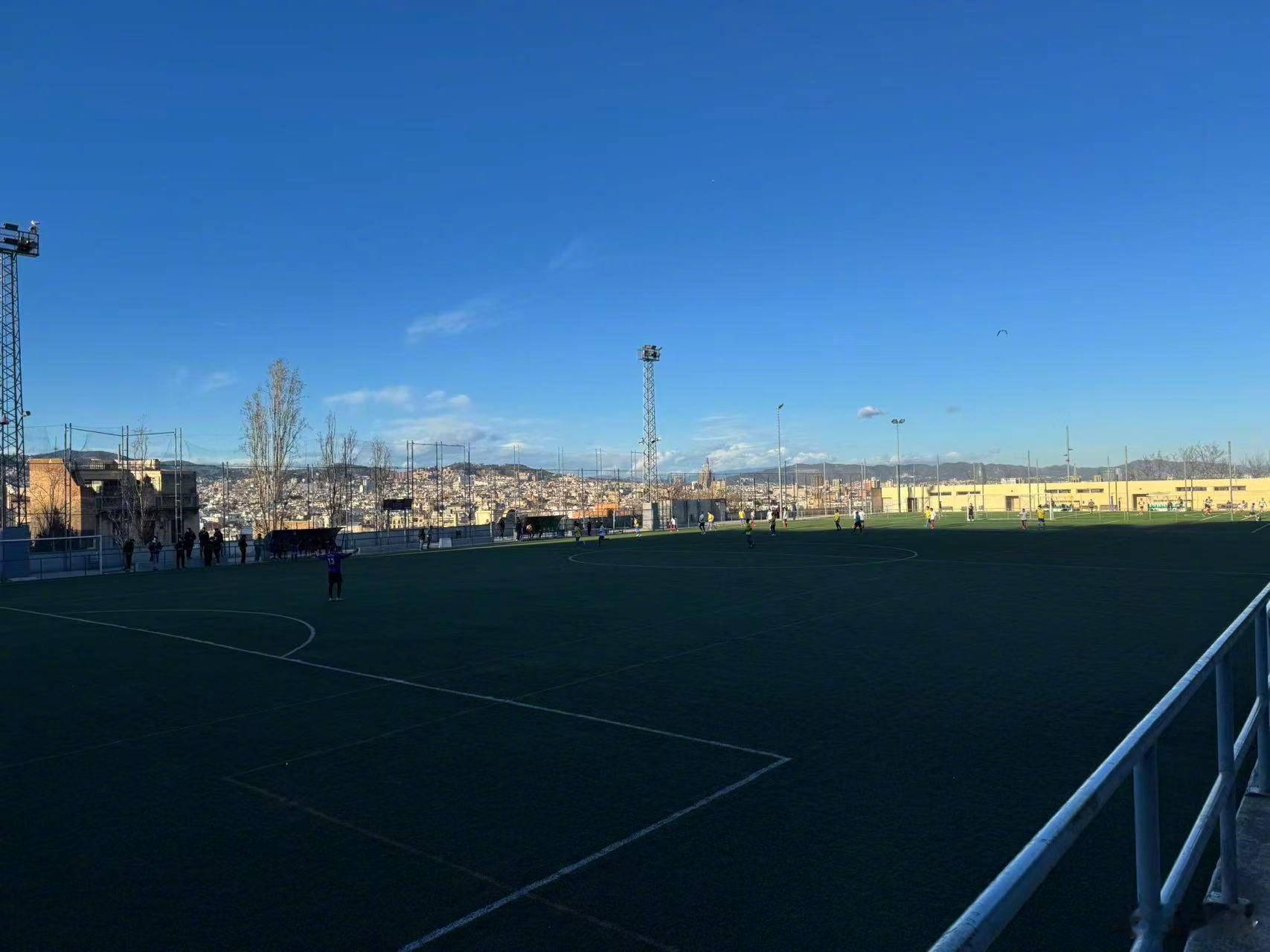 1:00，欧罗巴客场，这场地确实太小了，老二说“像8人制的场地” 