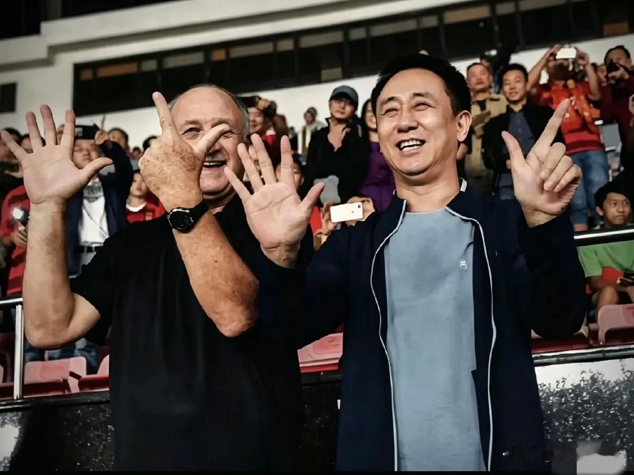 2017年天河体育中心，许家印和斯科拉里比"7"庆七连冠，当日5比1赢球提前夺冠