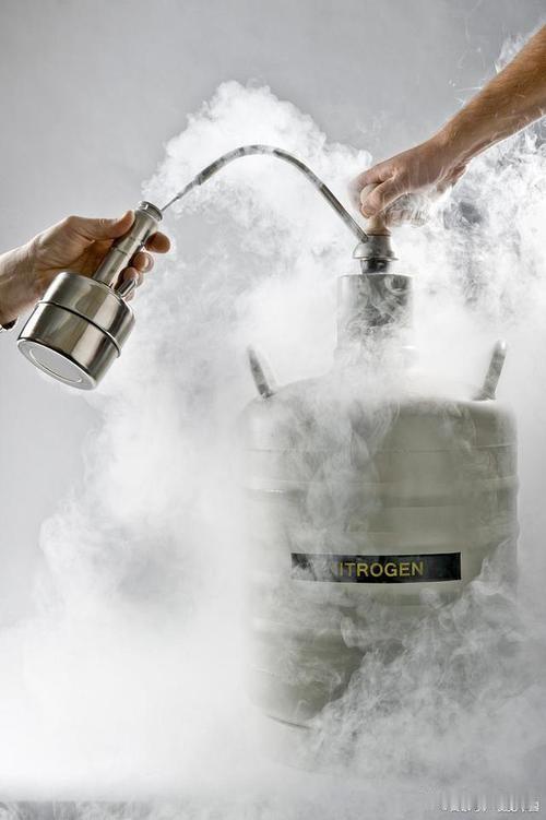 -196℃的科学魔法秀！液氮实验点燃学生好奇心，把课本知识变成看得见的奇迹
 