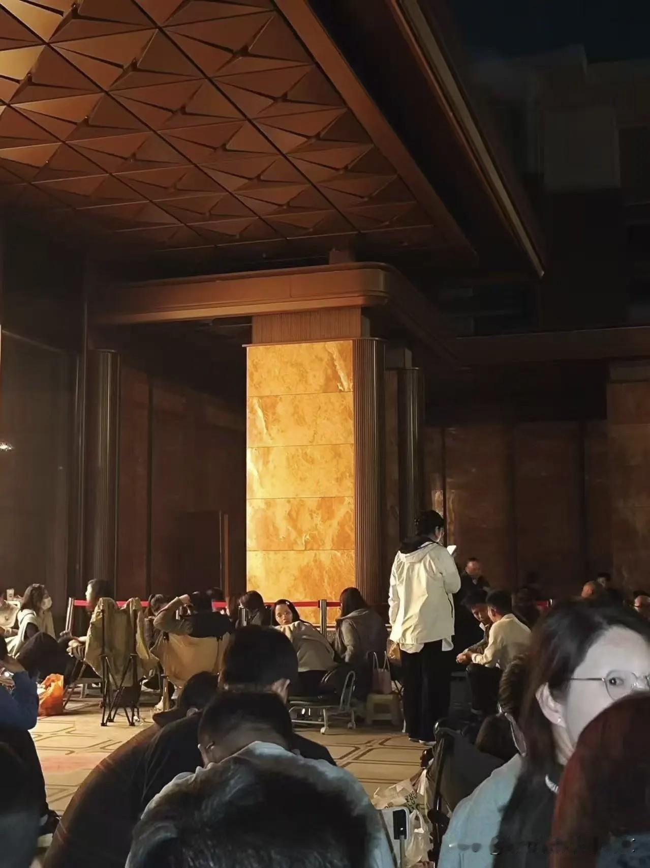 江核通宵排队买房，一夜梦回2021？别被情绪带偏
 
谁能想到，沉寂五年的南京楼