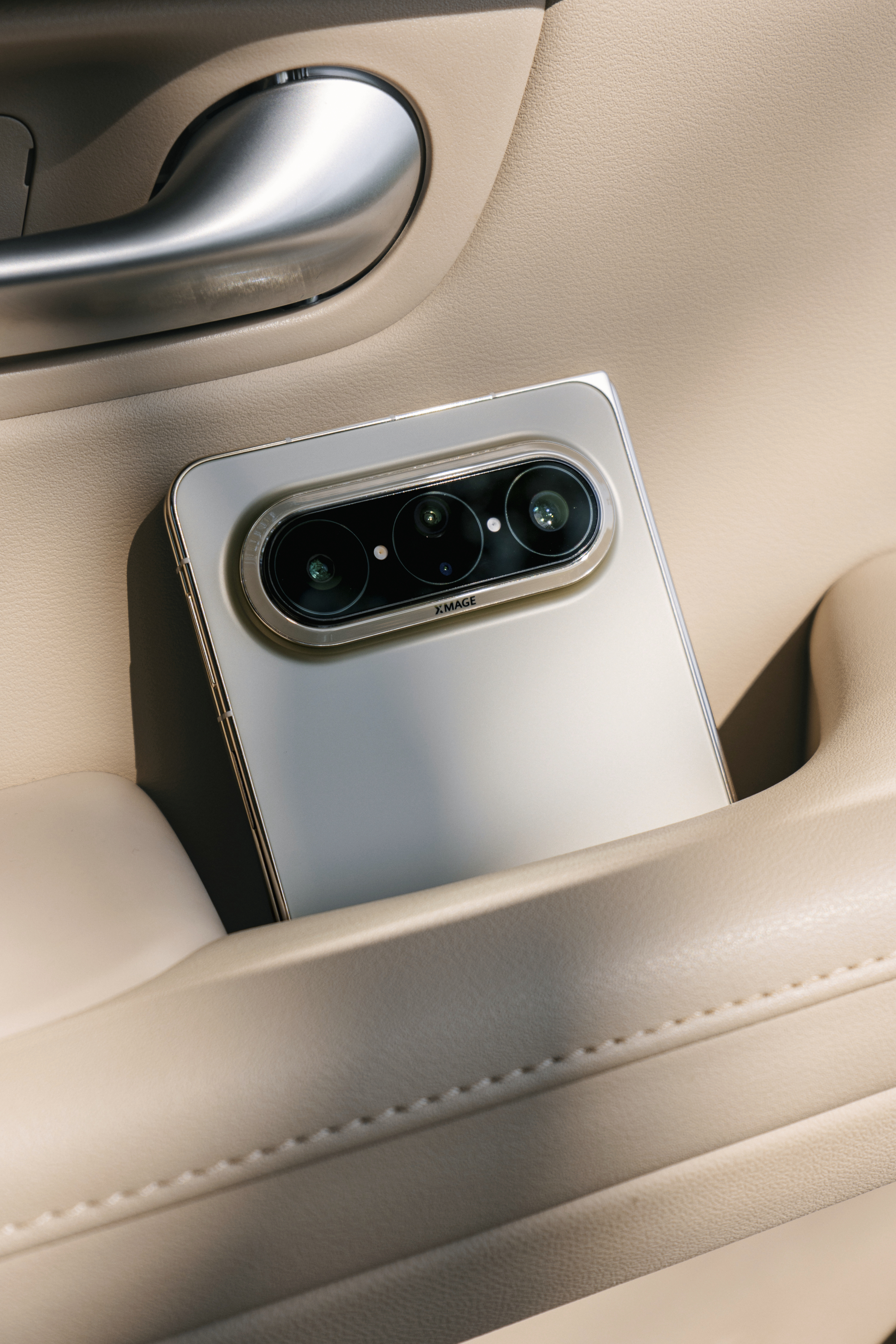 Pura X Max 这个金色似乎是最被低估的颜色。这个颜色低调、纯粹，因为是磨