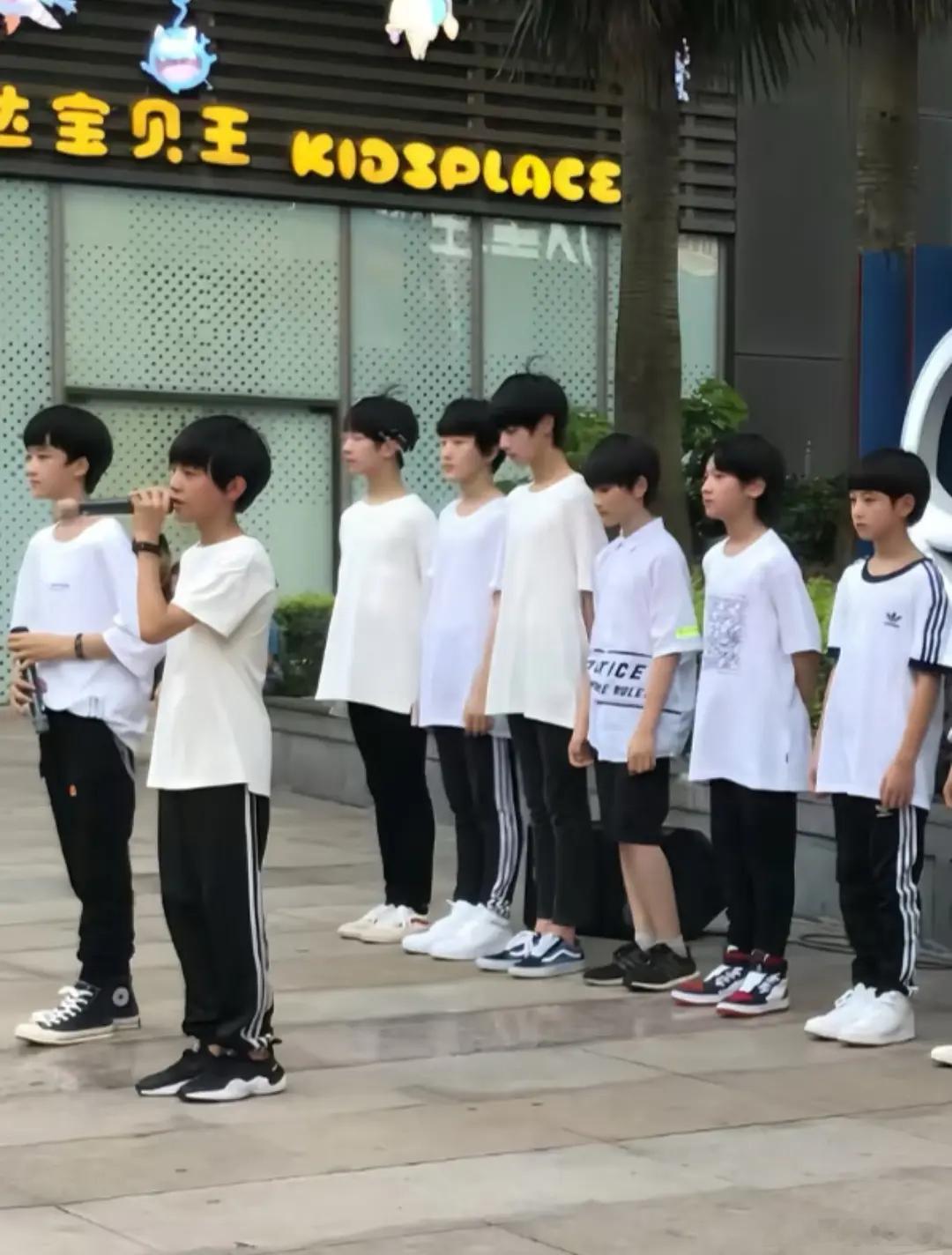 因为愁人太多就认为小时候都不出彩 朱志鑫从小就很出众好吗少相提并论 