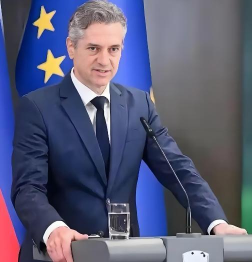 比利时首相说：
 
“人人都想加入欧盟，没人想加入中国。美国的任何邻国都不会说想