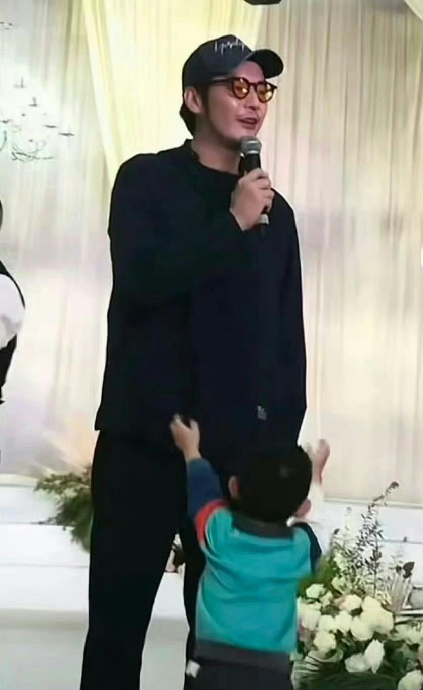 爱情公寓演员的多样人生金世佳手拉手接儿子太暖了！正如“人各有志”，金世佳在生活里