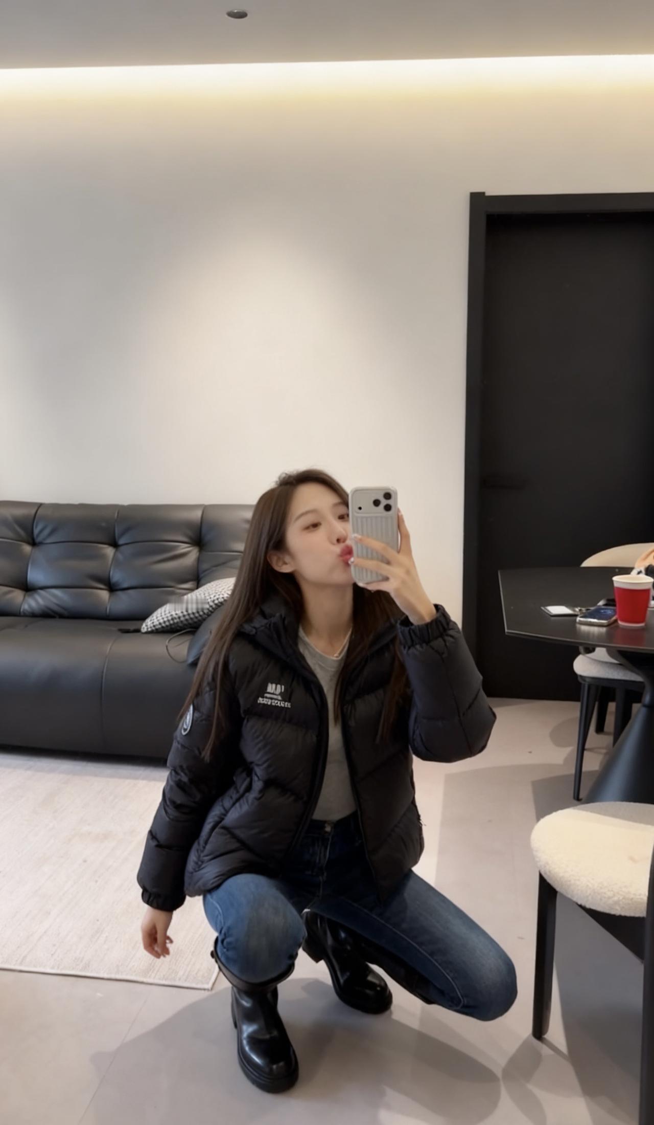 今日穿搭推荐：休闲保暖的日常风。
上衣是黑色轻薄款连帽羽绒服，轻便保暖还不臃肿，