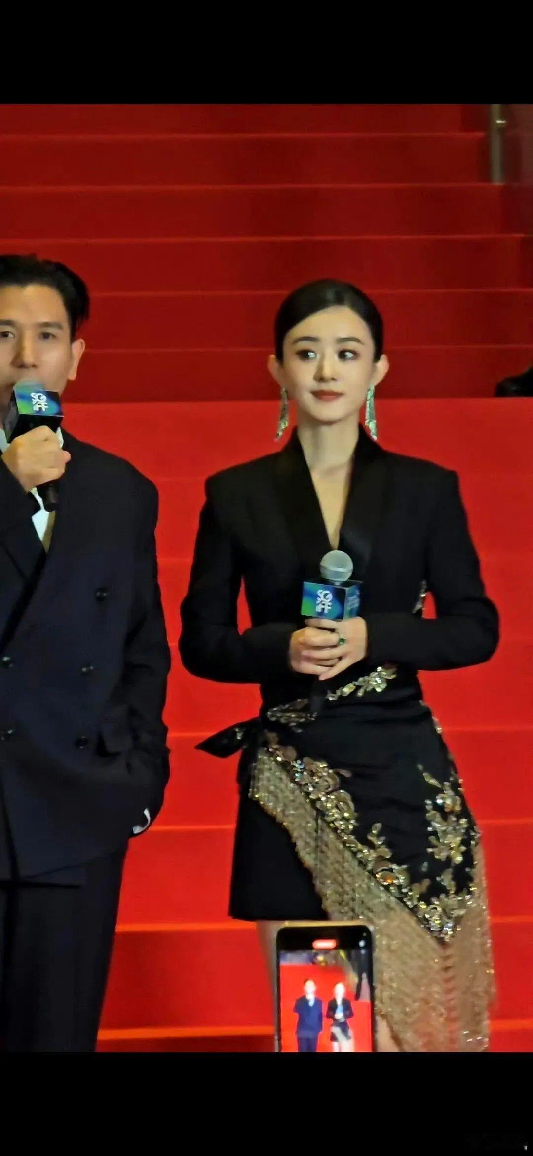 赵丽颖 赵丽颖深夜发文，晒照感谢粉丝支持，还在评论区亲切的与粉丝互动，说话太接地
