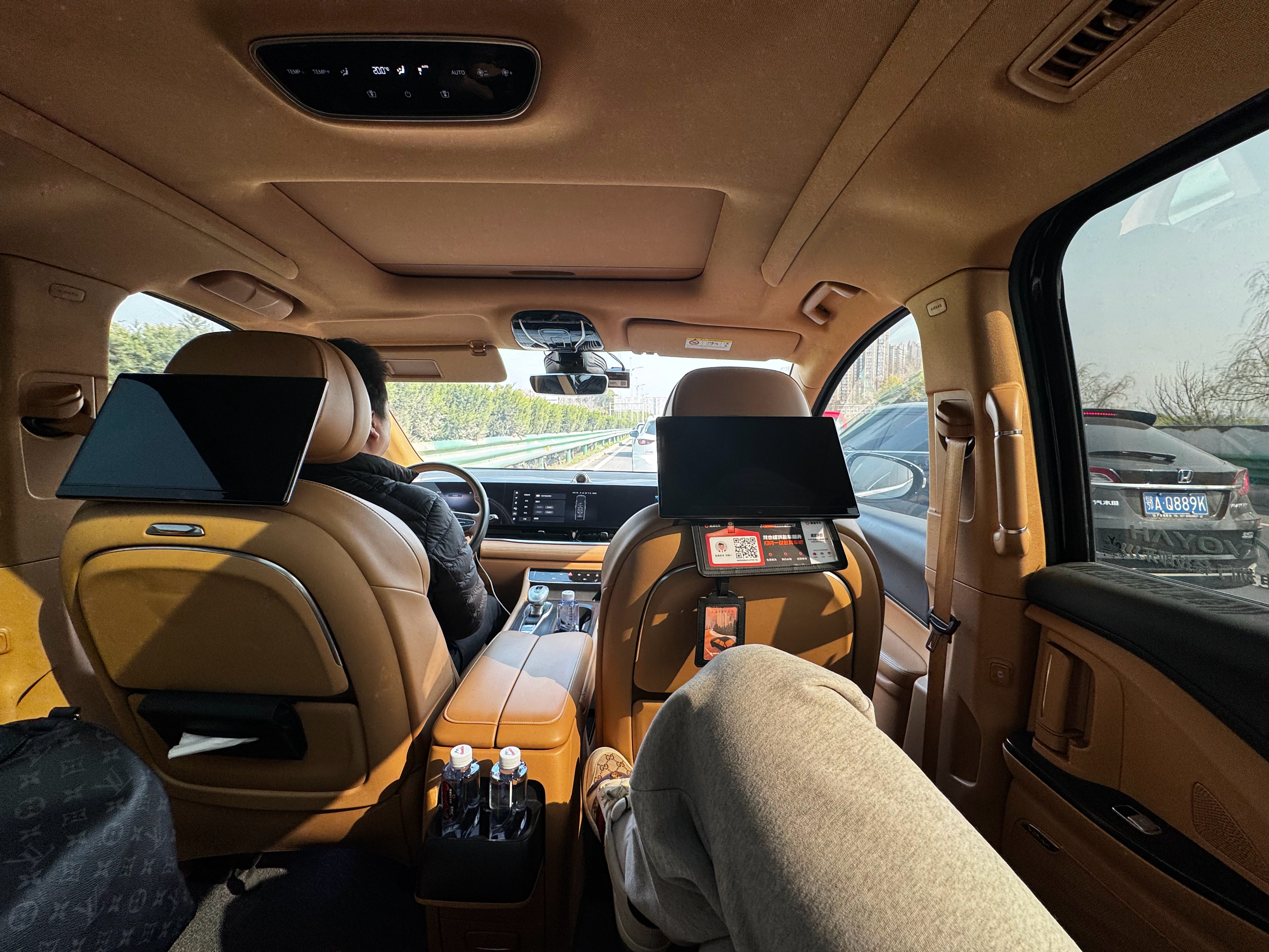 我发现武汉司机开车是真狂野，变道虽然都会有打灯，但是就看谁胆大变道快…不过虽说大