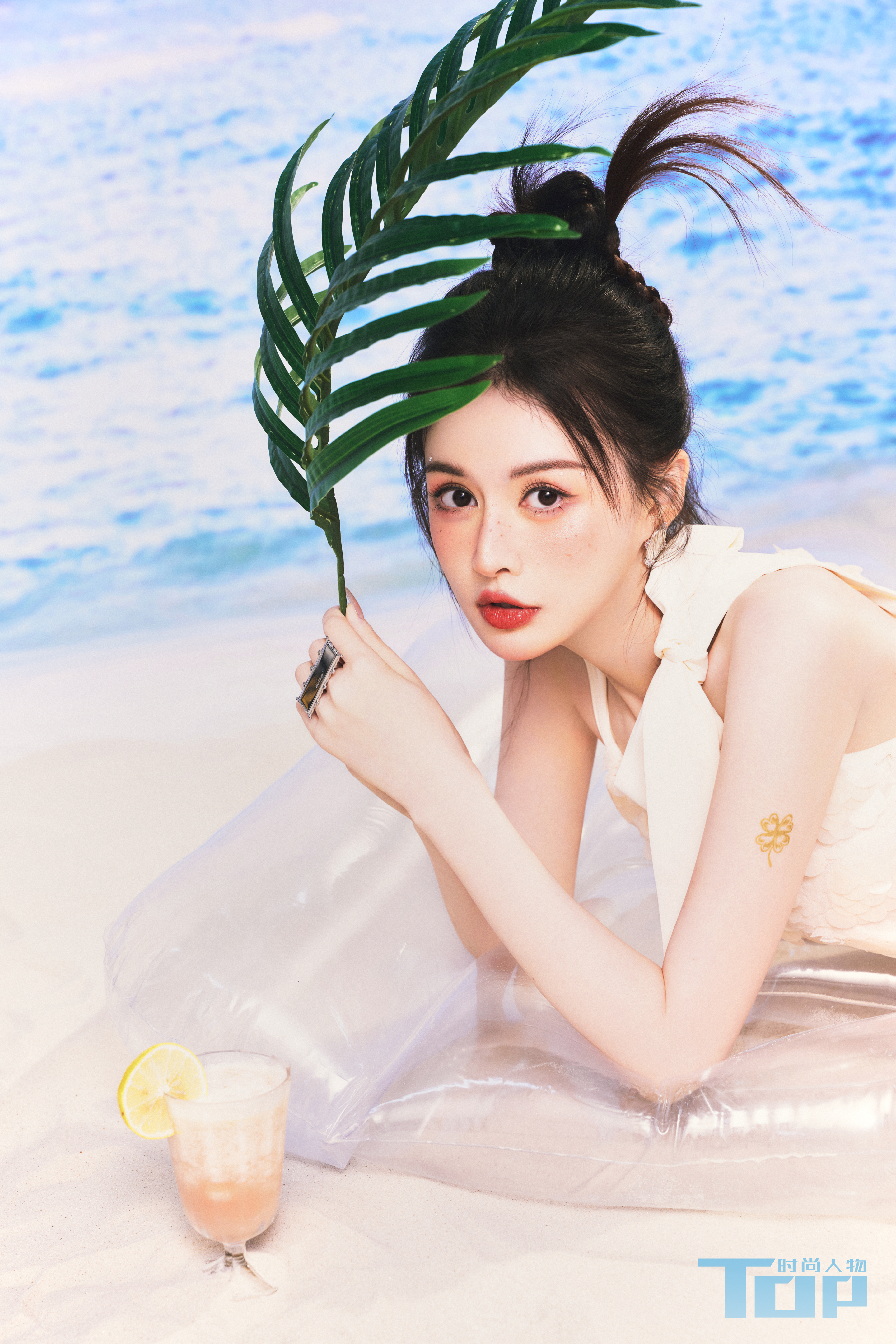 #云千千[超话]# Tops时尚人物 X  云千千 ｜夏日沙滩计划身临蔚蓝，看日