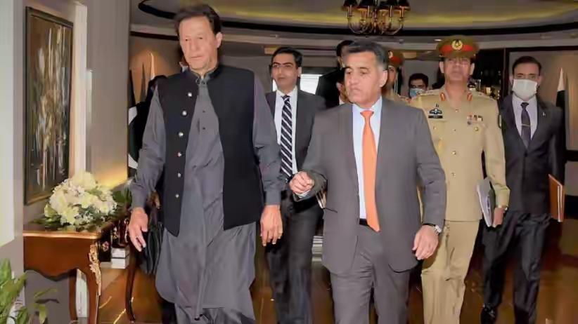 巴基斯坦权力大洗牌！三军总司令铁腕清剿政敌，看似稳坐江山，实则藏着军政府回归的隐